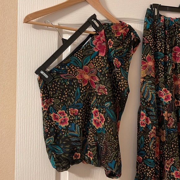 EVEREVE Azalea matching set One Shoulder Top + Maxi Skirt 2 Pieces, never worn. - Picture 4 of 6